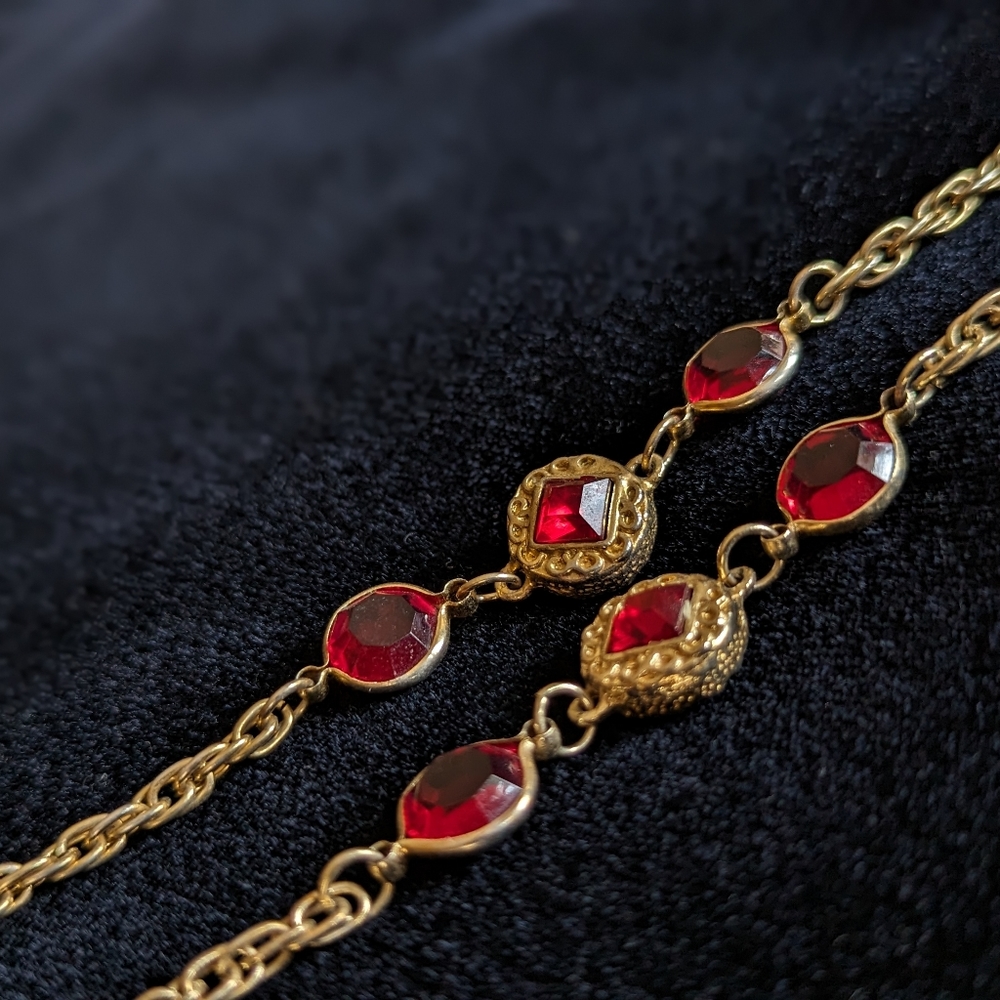 Vintage Necklace with Gold Tone and Red Stones - Picture 5 of 5